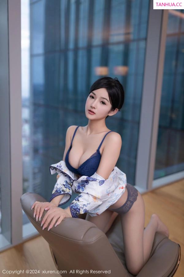   [XiuRen]高清写真图 2024.01.09 No.7933 谭小灵 制服美腿第11张图片
